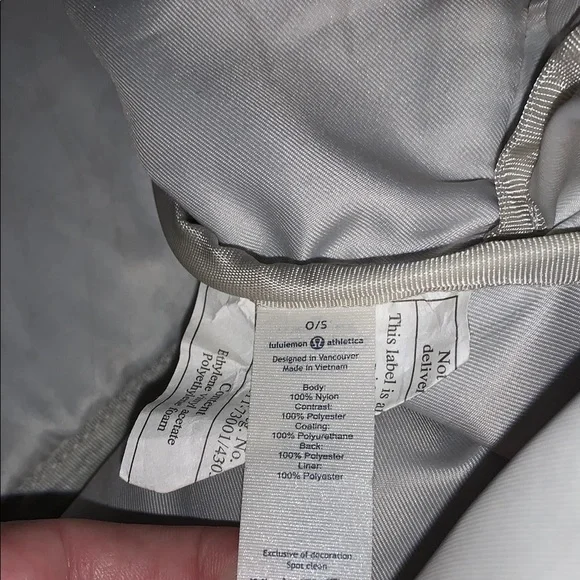 Lululemon green dufflebag vinyl with black leather handles 18in long - Picture 11 of 13